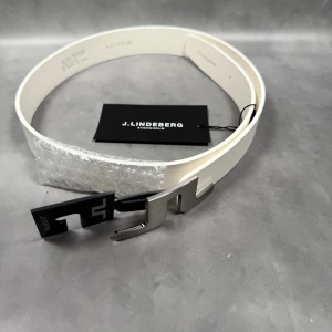 J.Lindeberg Läderbälte - - J.Lindeberg bälte — Storlek 90cm — 10/10 — Helt nya med tags — Inkluderat - Bälte&tags — Retail 800kr — Modellen är - 180cm, 65kg -