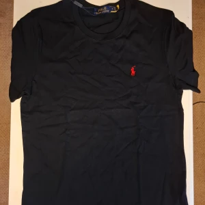 Svart Ralph Lauren t shirt - Svart Raffe t shirt i storlek M. Nytt skick. Mitt pris: 249kr