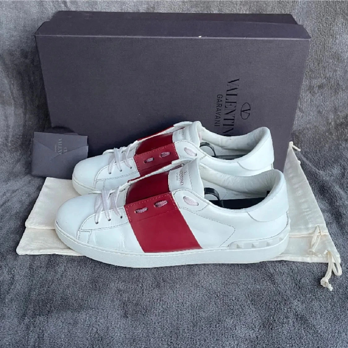 Valentino Garavani vita sneakers röd detalj - 1
