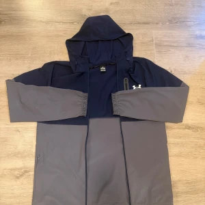 Under armour vind jacka - Hej, säljer min under armour vind jacka i storlek M som mest för sin del har bara varit hemma och orörd den är andvänd en ganska kort tid och dessutom säljs inte jackan längre vilket menas att den ör limiterad och inte längre går köpa förutom begagnad.