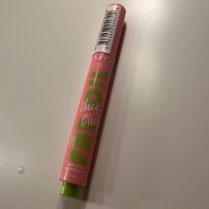 NYX Fat Oil Slick Click Lip Balm - Endast testad, NYX Fat Oil Slick Click Lip Balm i färgen #02 Clout. Stiftet har en rosa och limegrön förpackning och ger glansiga, återfuktade läppar. Enkel att applicera med twist-up-funktion. Perfekt för dig som vill ha en glansig finish och mjuka läppar.