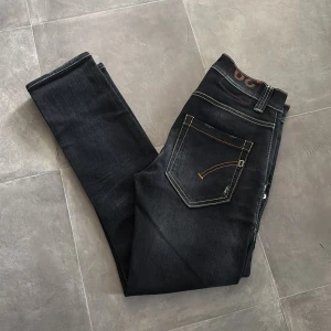 Dondup George jeans GE PRISFÖRSLAG  - Skick: 10/10 | Storlek: 29 | Passar perfekt för dig som är 160-165 | Nypris: 2899 | Mitt pris: Ge prisförslag | Pris kan diskuteras vid snabb affär! | Hör av er vid frågor eller minsta lilla fundering 🤩🙌