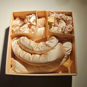 Satin Heatless Curling Set - Elegant värmefri locktång i satin för skonsam styling. Innehåller lockstav och två scrunchies. Perfekt för att skapa vackra lockar utan värme. Produkten ser oanvänd ut och levereras i originalförpackning.