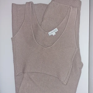 Lounge Set - crop topp & vida byxor  - För dig som vill ha en chill och snygg look till hösten. Materialet är mjukt och stretchigt, och färgen är en varm beige/brun nyans. Väldigt sparsamt använd 🍁🍂