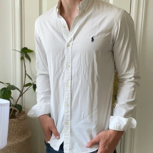 Ralph Lauren skjorta vit M slim fit  - Ralph Lauren skjorta vit M slim fit, inga större defekter. Liten fläck på armen som knappt syns. Kan lösa bild. Modellen är 180,75 kg. Kom med frågor 🫶