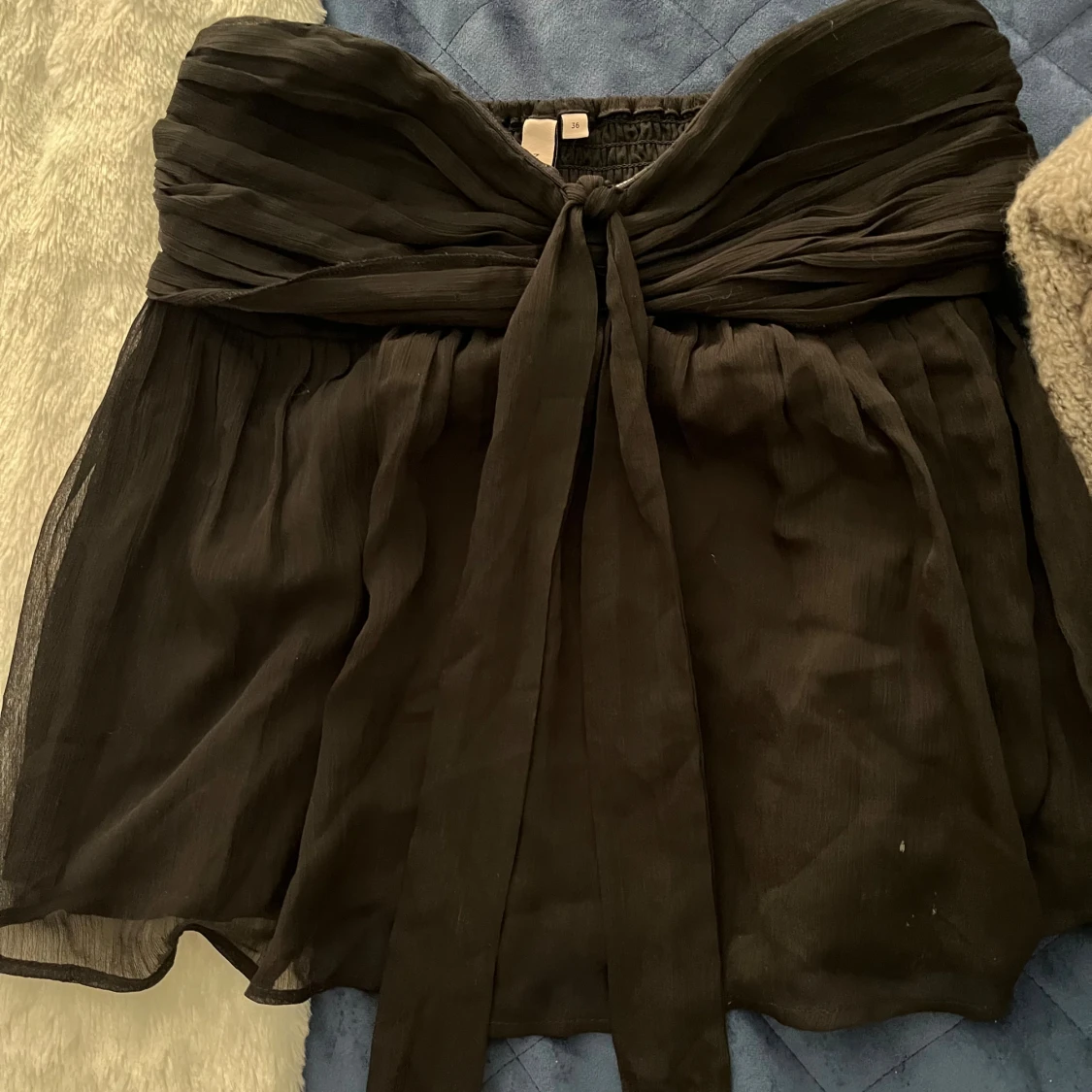 Svart axelbandslös tubtopp med knyt - 1