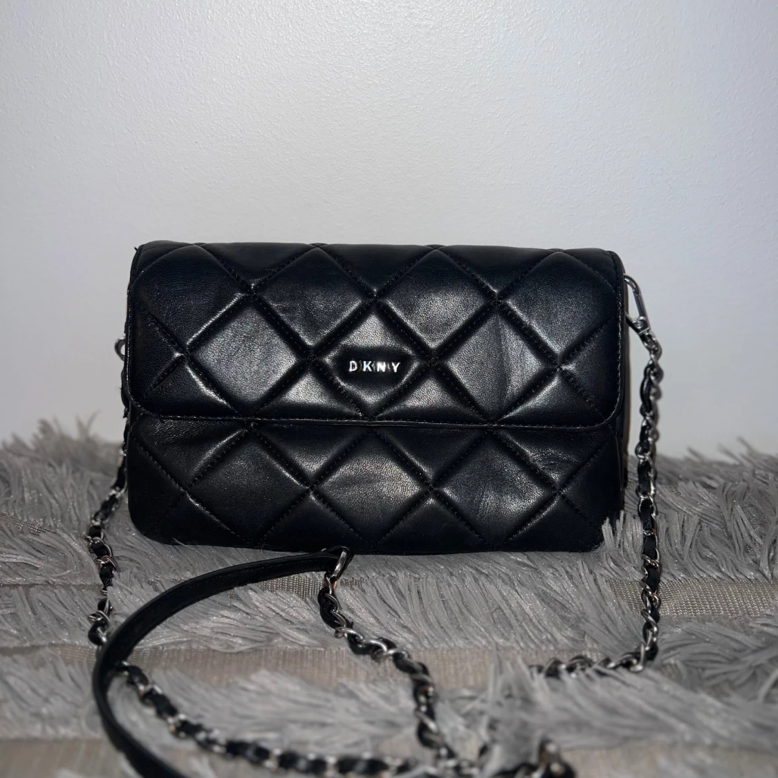 Svart quiltad axelväska från DKNY