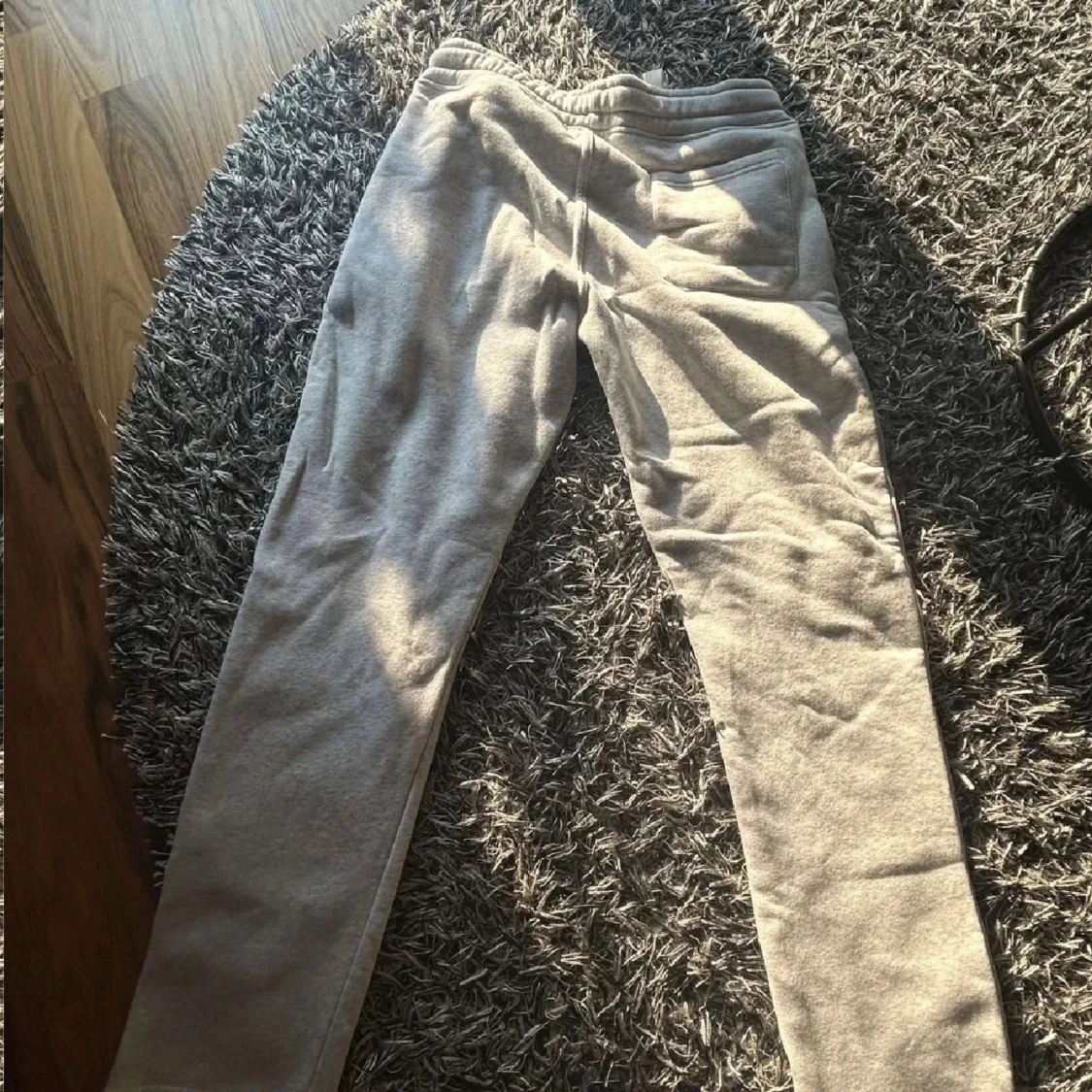 Ljusgrå mjukisbyxor med snörning - 1