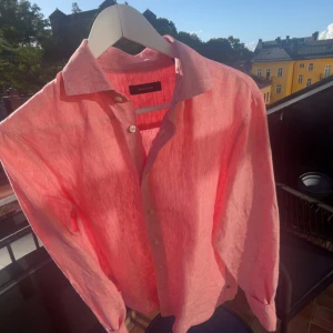 Rosa linneskjorta  - Säljer en rosa linneskjorta från Matinique. Oerhört fint skick, nypris cirka 1300 kr. 