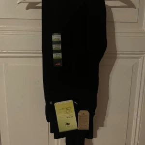 Levi's 511 Slim svarta jeans 32/34 - Svarta Levi's 511 Slim jeans med stretch och Levi's Flex-teknologi för extra komfort. Sitter under midjan och har en smal passform hela vägen ner. Klassisk femficksmodell i mjukt och flexibelt jeanstyg. Perfekta för dig som gillar stilrena och bekväma jeans.