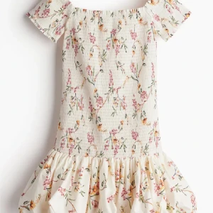 blommig klänning - Eftertraktad blommig klänning ifrån H&M i superfin design och snygg passform. Köptes nu i somras och använd en gång! 💕💕 Storlek M men passar även s. ANVÄND INTE KÖP NU!!!