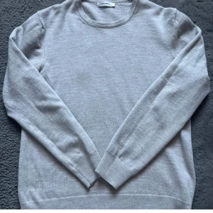 100 % merino från J.Lindberg - Säljer en stilren ljusgrå tröja från J.Lindeberg i storlek M. Perfekt nu till våren. Tröjan sitter lite mer som s-xs. Materialet är 100 %merino wool. Skriv vid minsta funderingar!