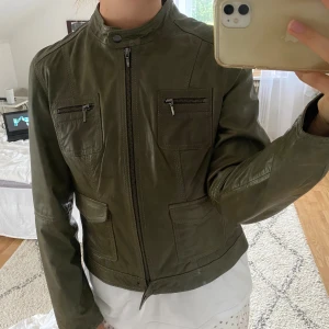 100% äkta läder - Äkta läder skinnjacka i jättefin grön färg, den är från Kappahl men med tanke på att det är äkta läder säljer jag för lite dyrare🤎🤎