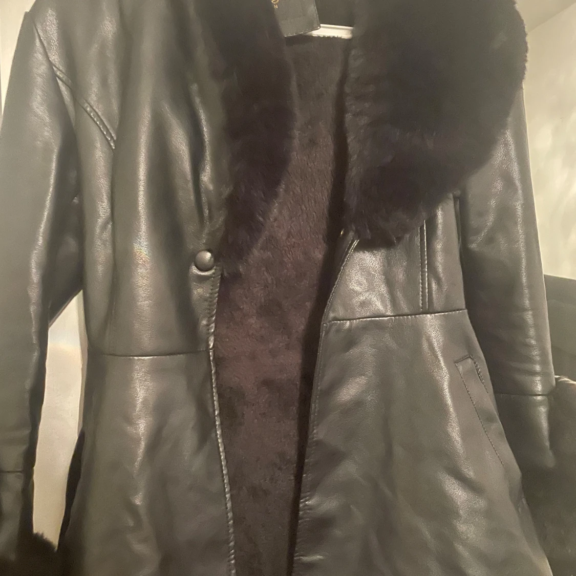 Svart pälsjacka från Giorgia Fashion - 2