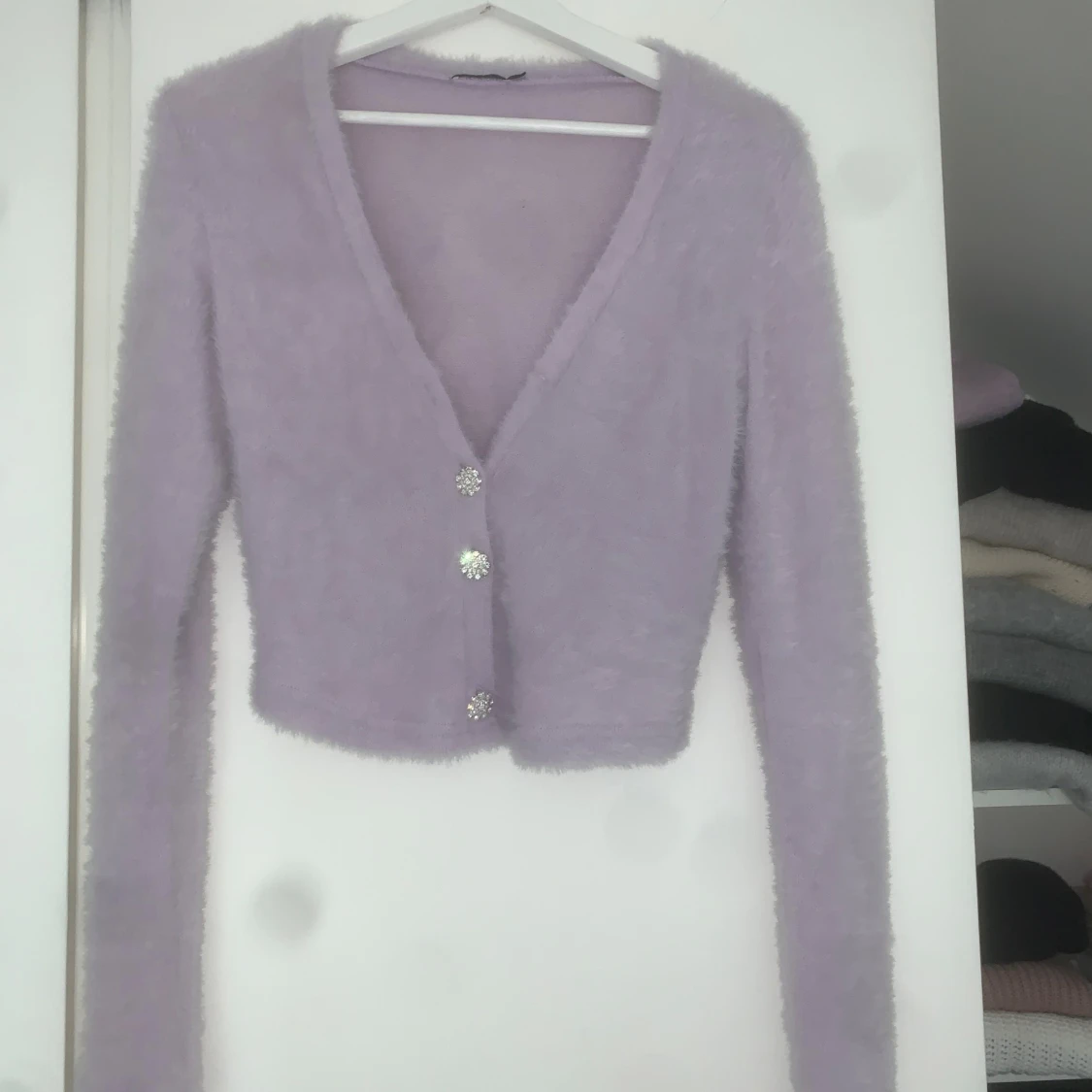 Ljuslila fluffig kofta från Stradivarius