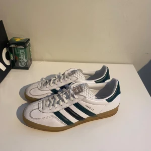 Adidas gazelle - Tja, säljer ett par sjukt snygga adidas gazelle, de är riktigt ovanliga och säljs inte längre. Skick 9/10 defekter syns på bilderna. Tyvärr ingår inget og då jag inte har kvar lådan. Skriv om du undrar något!