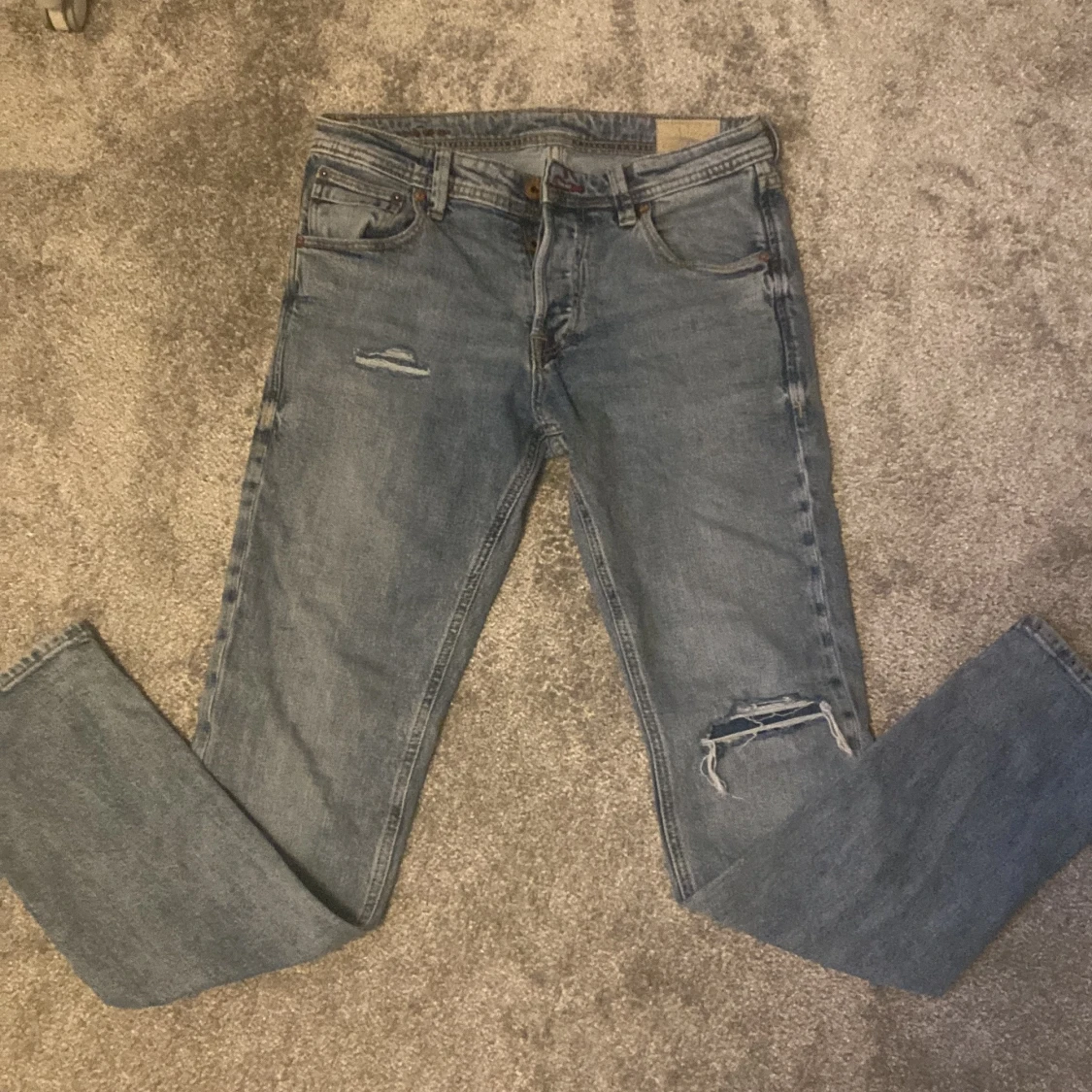 Jeans med slitningar!