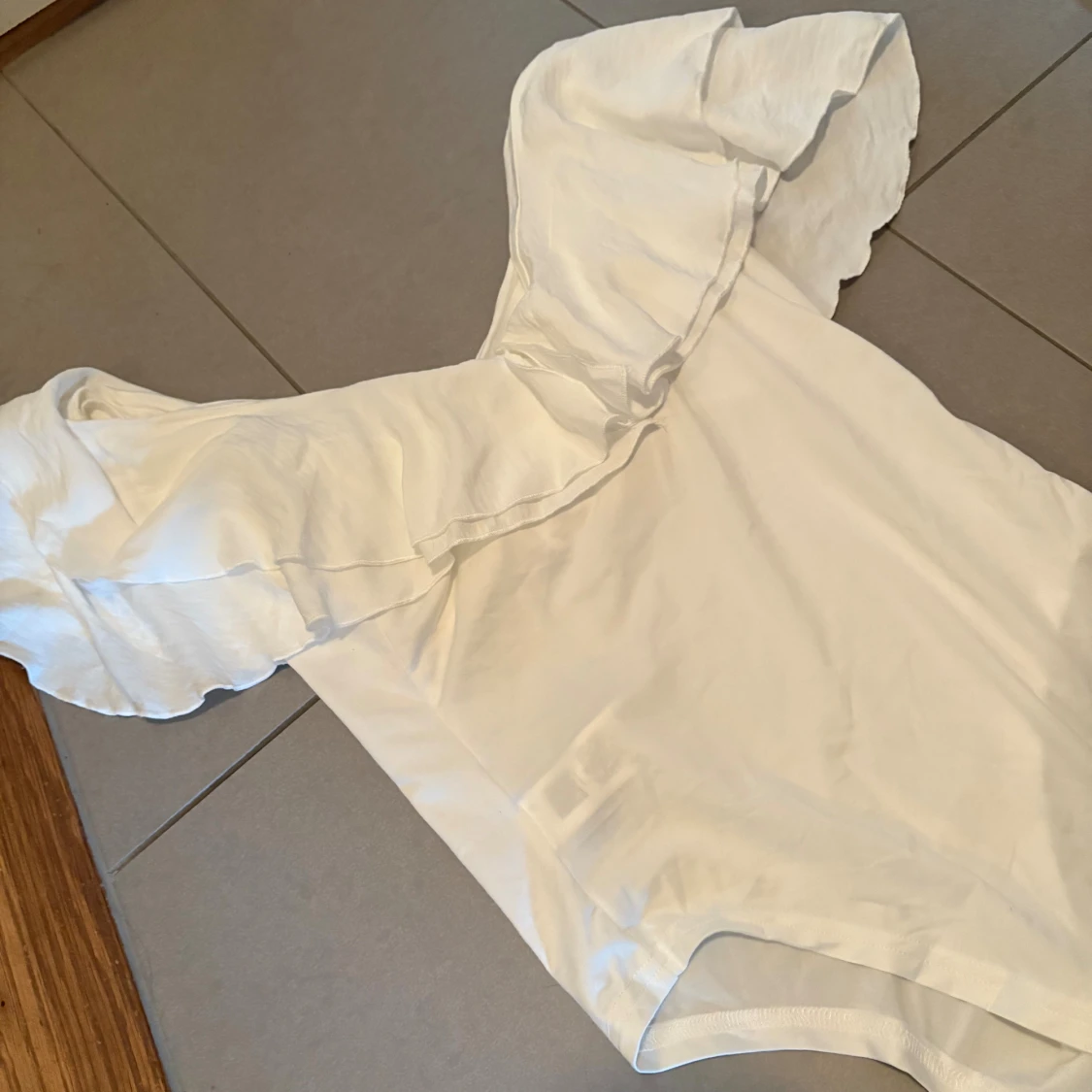 Vit off-shoulder body med volang - 1