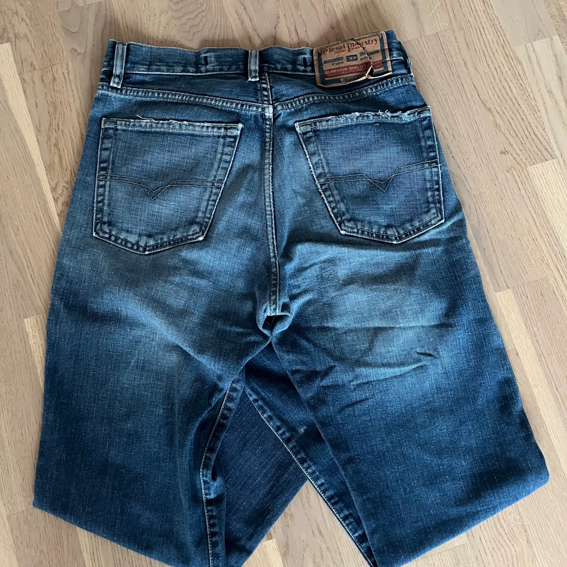Blå Diesel jeans med slitna detaljer - 2