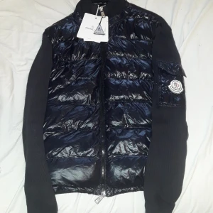 Moncler cardigan - Tveka inte med prisförslag!!!!                        Här har vi en skönt gjord moncler cardigan av mig! Den är sjön ganska varm är glansig stolek 3 men passar bara xs-s! 