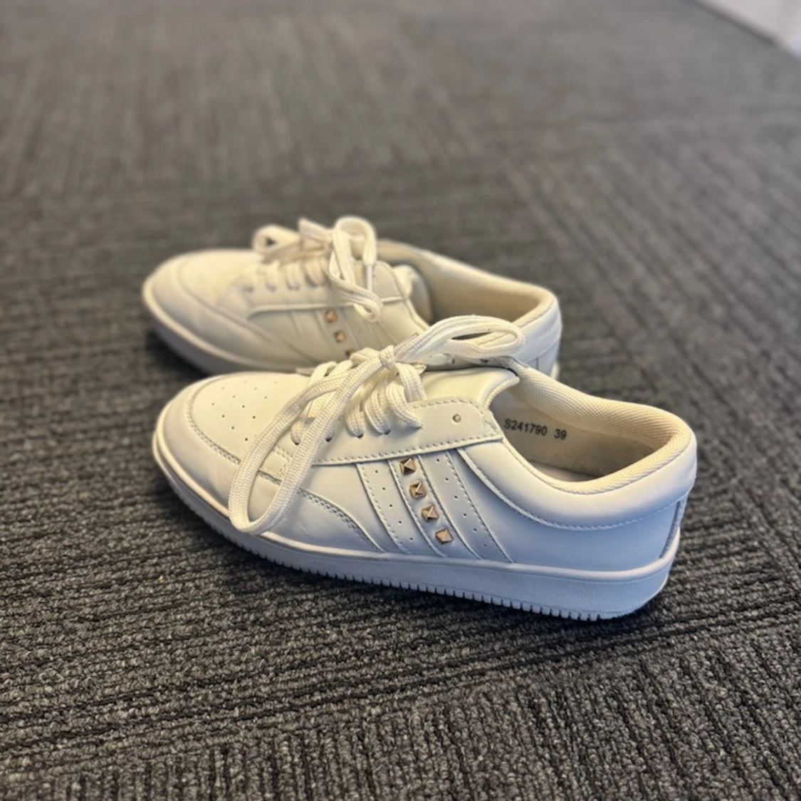 Sofie Schnoor Vita sneakers med nitar och snörning