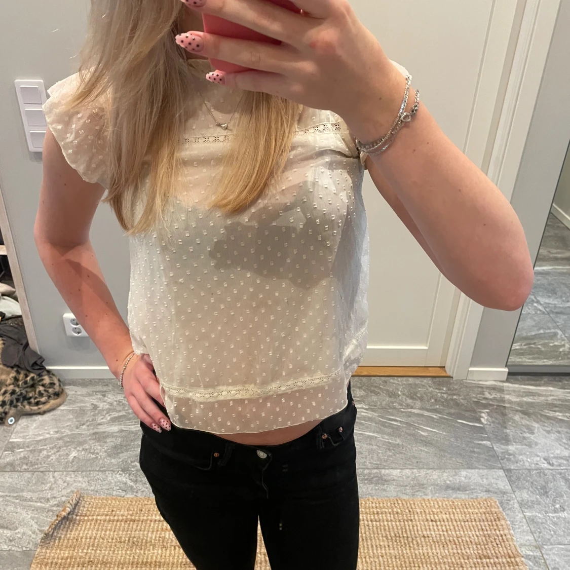 Vit blus med prickar - 2