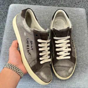 Saint laurent skor!  - Tja! Nu säljer vi ett par sjukt rare ysl skor! Dessa är en av de svåraste skorna att få tag på! Size: 42 fits 43! Skick: 8/10 inga innersulor samt lite sömmar släppt på sulan, kan gå ner i pris vid snabb affär! Hör av dig vid minsta fundering 🤩