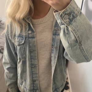 Oversized jeans jacka  - Jenas jacka från hm divided i storlek xs, nästan helt oanvänd och ser ut som ny💕passformen är normal/oversized så den sitter inte tajt 