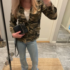 Camouflage jacka - Snygg camouflagefärgad jacka som man knäpper med knappar🩷🩷🩷🩷(skicka gärna prisförslag så kommer vi överens om nått)😇😇