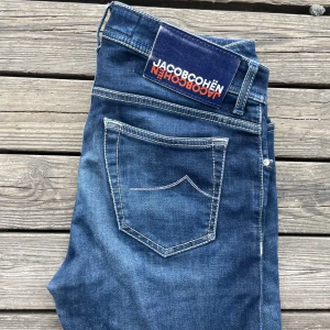 Jacob Cohen Jeans - Säljer dessa sjukt snygga och fräscha jacob cohen jeans. Modellen är 688 dvs slim fit och de är blåa med en snygg tvätt. Inprincip oanvända endast några få tillfällen. De är w31 l32 100cm.            Skriv vid minsta fundering 