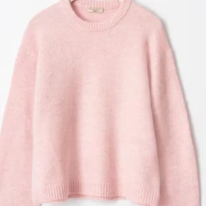 Rosa stickad tröja från Gina Tricot!  - Säljer denna fina stickade tröja från Gina Tricot! Den är inköpt nyligen och finns fortfarande att köpa hos Gina till priset av 399kr. Tröjan har en rund halsringning. Tröjan är rosa och har oversize fit. Den har en ballongärm, en normallängd och en ribbstickning vid ärmslut och i nederkant. Färgen heter Primrose pink (3250) mått	Längd 62cm i stl M passform	Generös längd	Normal längd ärm	Ballongärm halsringning	Crew neck wool blend  material	Acrylic 52%, Polyester 25%, Ull 14%, Alpackaull 7%, El