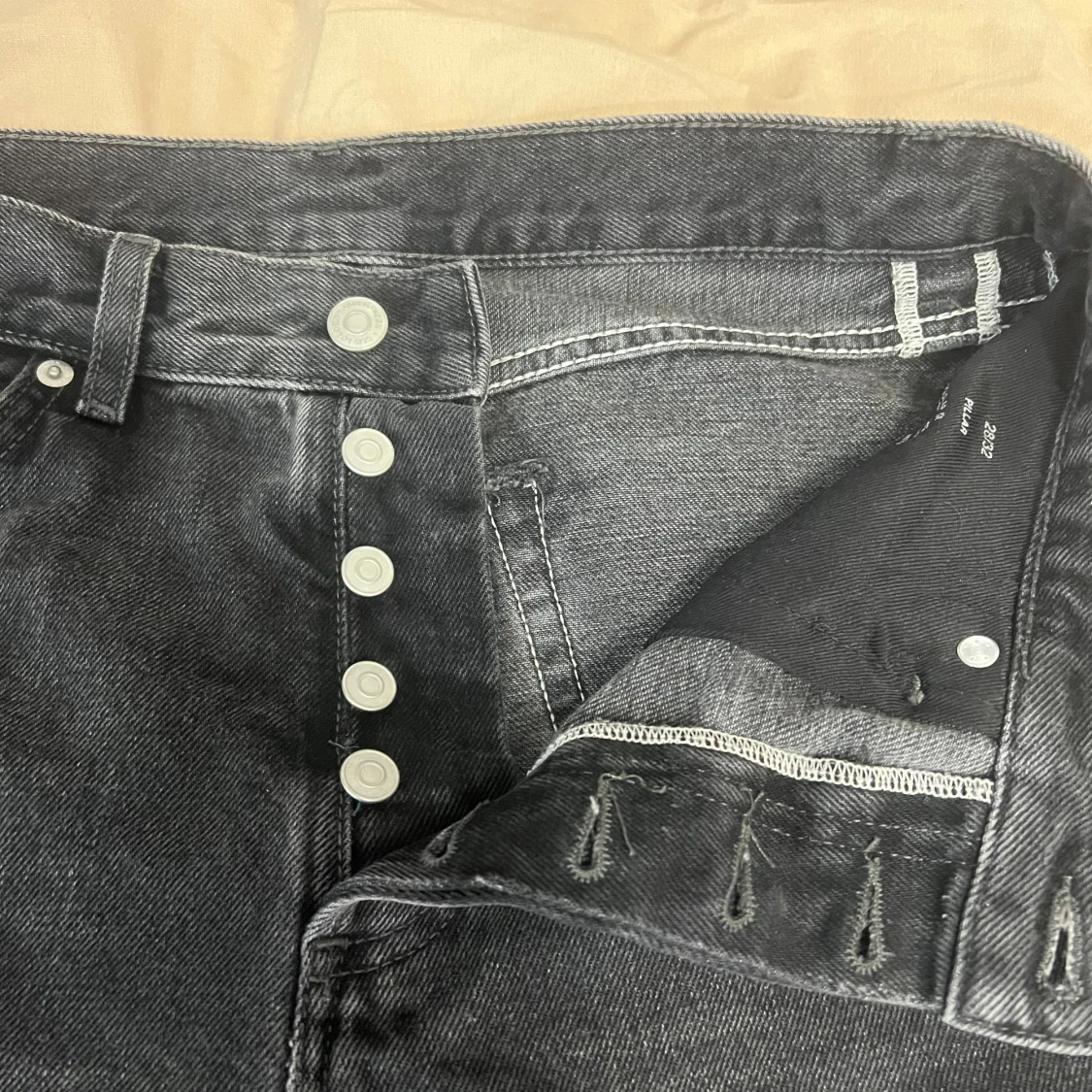 Svarta tapered jeans från COS 28/32 - 3