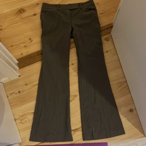 Grå randiga bootcut kostymbyxor från Theory Luxe - Storlek 40