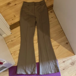 Beiga bootcut kostymbyxor från Dilvin Basic - Storlek 38, stretchiga kostymbyxor som knappt använts (men köpt second hand på Sellpy). 