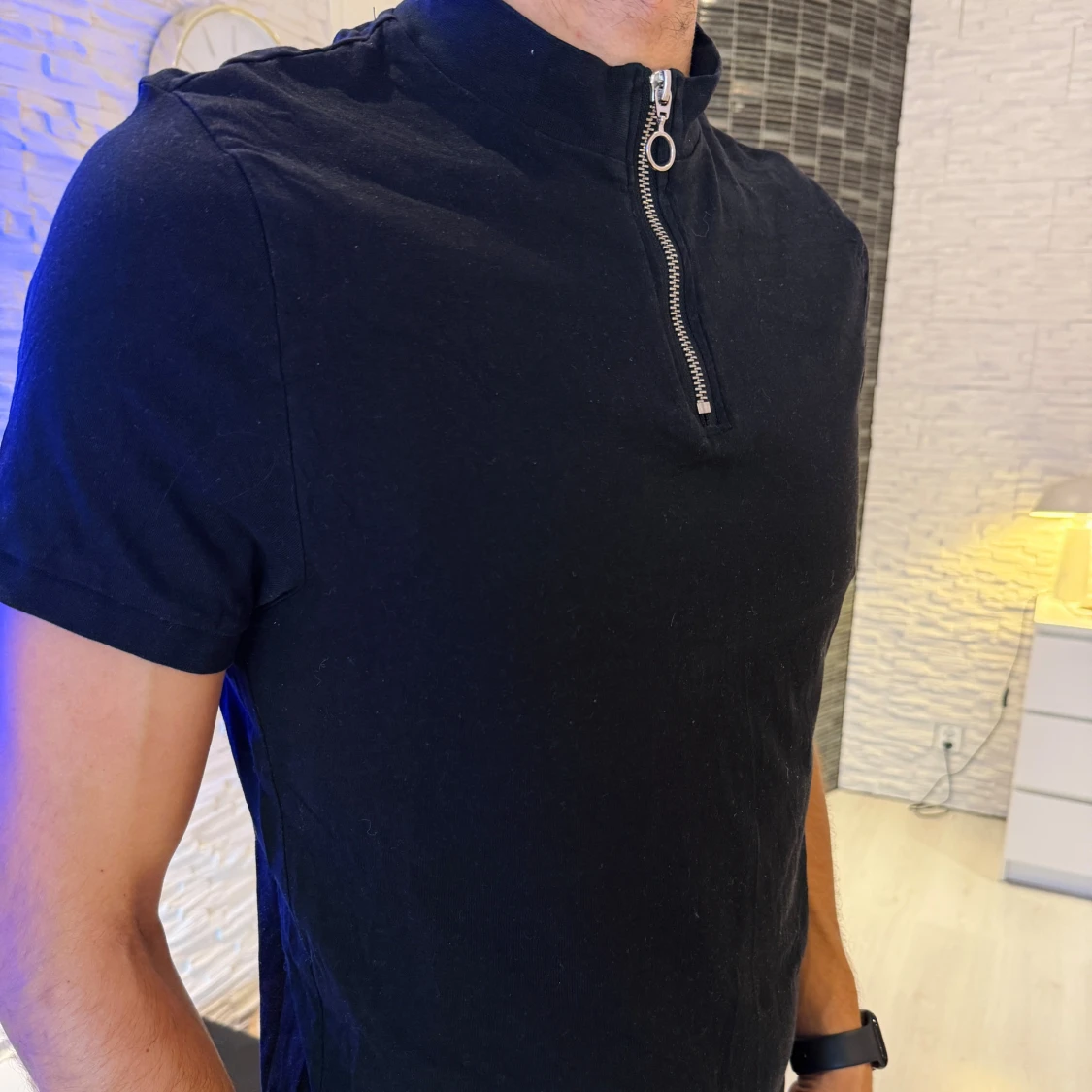 Svart t-shirt med dragkedja - 2