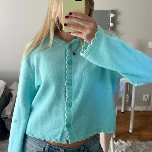 Ljusblå kofta från ASOS DESIGN - Supersöt ljusblå kofta från ASOS DESIGN med vågiga kanter och knappar. Aldrig använd! Älskar färgen🩵