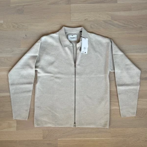 Beige kofta från Jack & Jones - HELT NY beige kofta från Jack & Jones Premium med ettiket och förpackning kvar, nypris: 649kr
