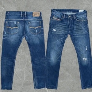 Diesel jeans - Diesel jeans | Storlek 32/34 | lite fläckar på knät( se bild 5) modellen är 183cm | Skrov vid funderingar💬