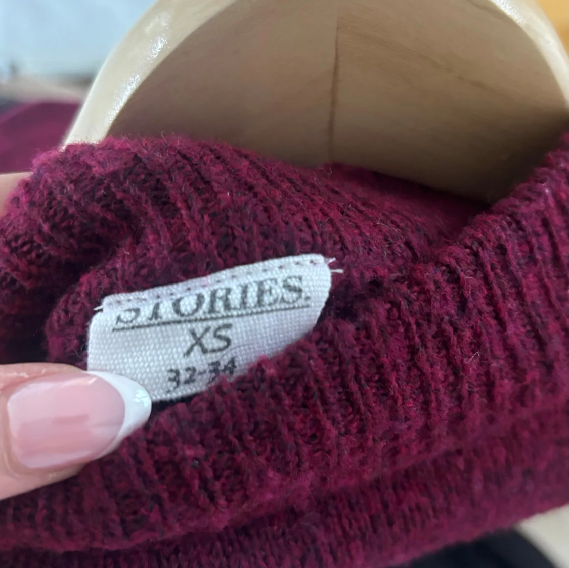 Vinröd stickad tröja från Stories XS - 1