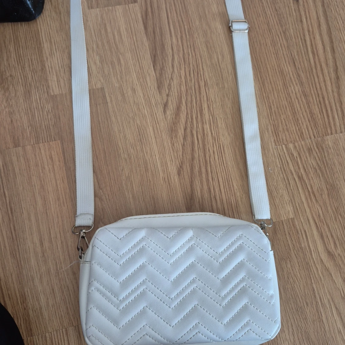 Vit quiltad axelväska med zigzag-mönster - 1