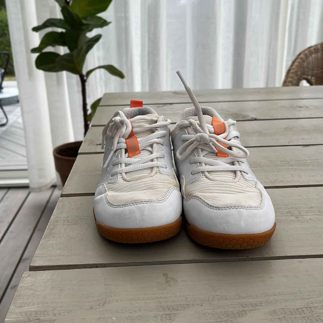 Vita Rival 2 innebandyskor med orange detaljer - 1