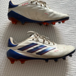 COPA Pure 2 Elite ag - Säljer dessa fina adidas copa skor pga att de är för små. Skorna är väldigt sköna och sitter bra. Endast använda 2 veckor. Vid minsta fundering är det bara att höra av sig!