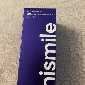 Hismile V34 Colour Corrector Serum - V34 Colour Corrector Serum från Hismile, 30 ml, i en snygg lila förpackning. Serumet är speciellt framtaget för att ljusa upp tänderna och neutralisera gula toner med hjälp av färgkorrigering. Perfekt för dig som vill ha ett extra boost till ditt leende. Ny och. Oöppnad förpackning