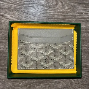 Korthållare  - Kortåhllare i färgen grå, i fin mönster och passar till dig som vill sortera sina kort är detta ett perfekt köp för dig!