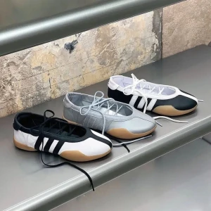 Adidas Taekwondo Mei Ballet svart/vit - Köpte storlek 38,5 då det var de ända som fanns kvar och hoppades på att de skulle passa mig ändå haha. De var lite försmå, så köpte 39 när de blev tillgängliga och nu har jag två stycken. Säljer mina oanvända 38,5or 