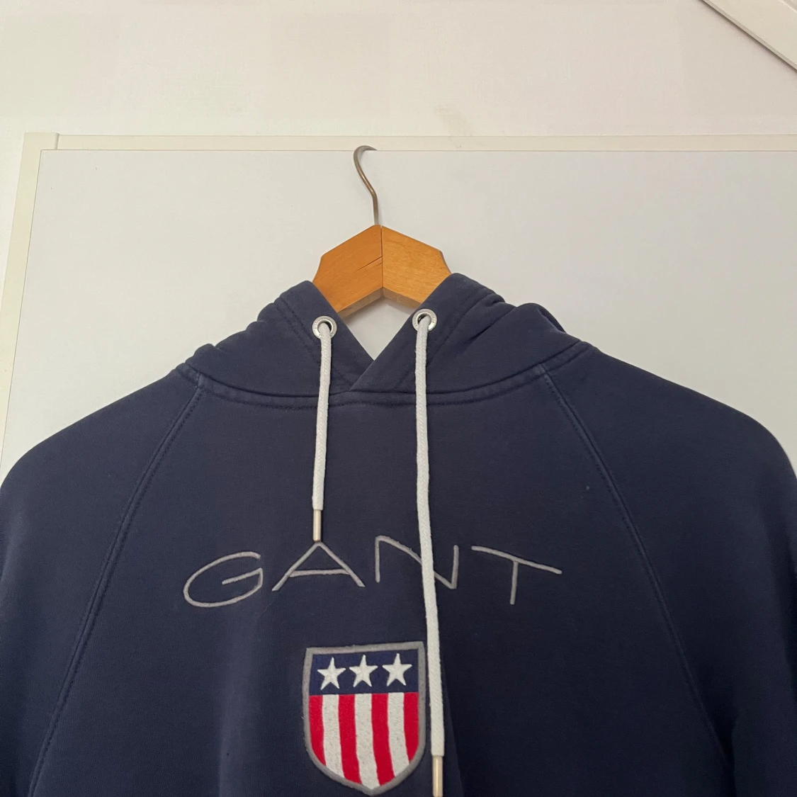 Marinblå hoodie från GANT med logga