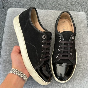 Lanvin - Säljer dessa extremt snygga lanvins! Uk6 motsvarar 41! Skick: 9/10! Liten gummiflärp borta! Vad ingår? Box, dustbag, extrasnören! Kan gå ner i pris vid snabb affär! Hör av dig vid minsta fundering 🤩