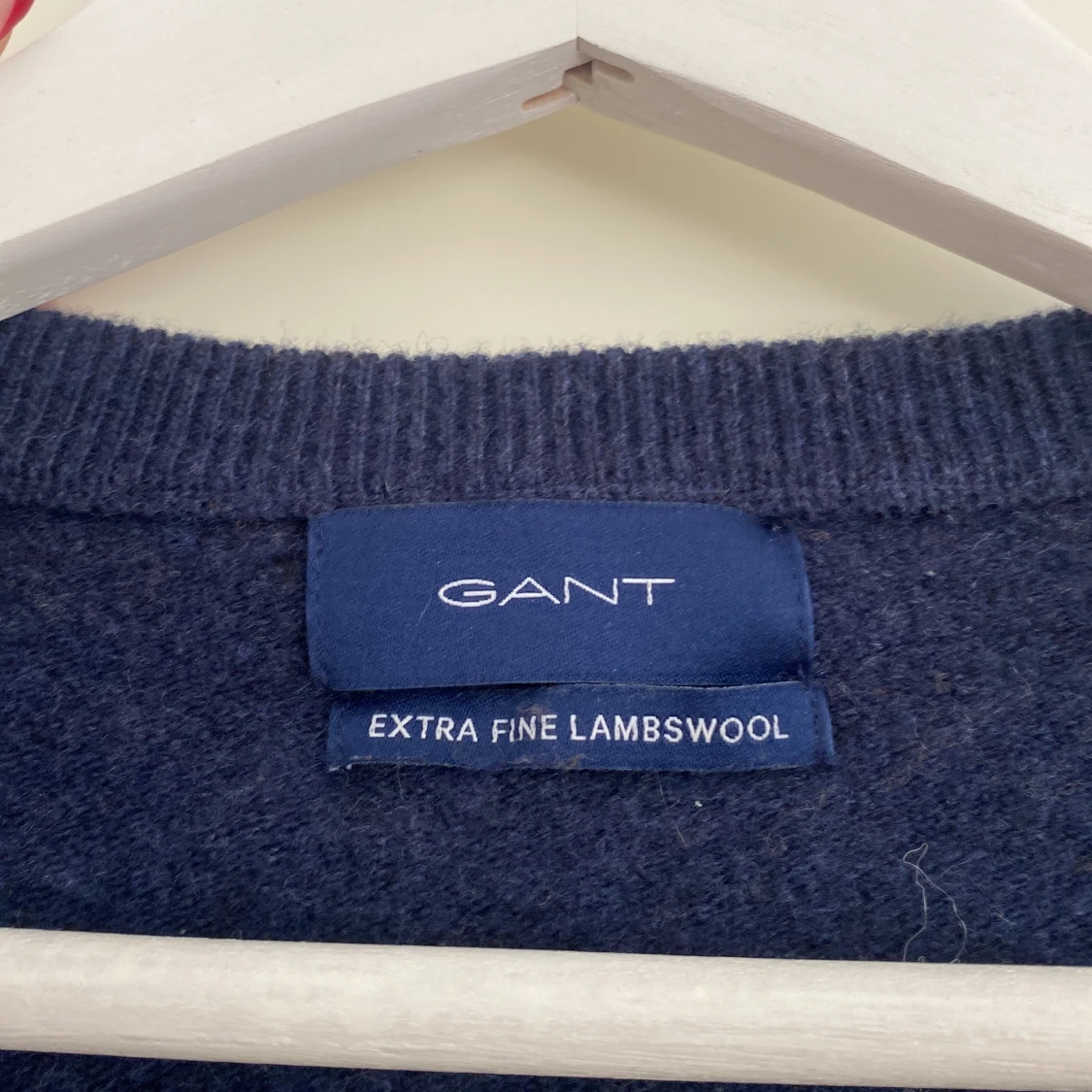 Mörkblå ulltröja med v-ringning GANT - 1