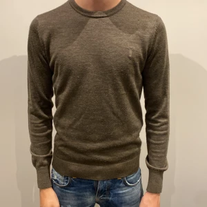 Brun merinoull tröja - Enkel tröja från Bruun&Stengade. Riktigt snygg och enkel att styla. Storlek S och riktigt bra skick. Nypris 800kr medans vårt pris är 600kr eftersom den knappt är använd. Bara skriva vid frågor!