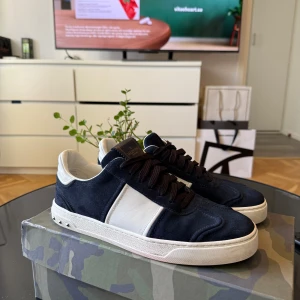 Valentino Garavani sneakers blå/vit - Tjena!! Provar igen då jag åkte iväg till Barcelona. Nästa helt Nya Valentina Fly Crews! Mörka blåa är dom! Skicket skulle jag säga är 9/10! En nit har tyvärr ramlat av därav de billiga priset. Storlek på Skorna är 41 men passar även 42 bra också! 